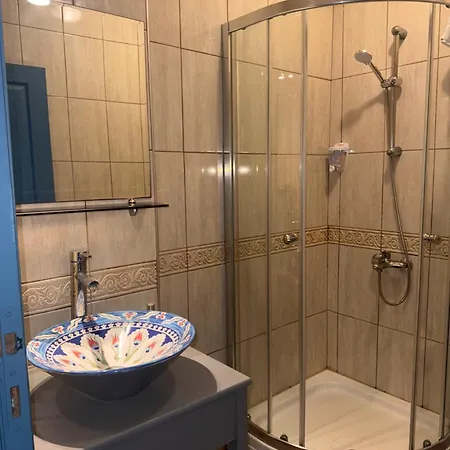 לינה וארוחת בוקר Cakir Bey אלאקאטי